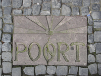 901007 Afbeelding van het tegeltje 'POORT' in het plaveisel vóór de winkel Lijnmarkt 45, waar tot 2000 de servies- en ...